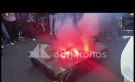 Cortei a Napoli manifestanti bruciano carro armato di carta 265x160