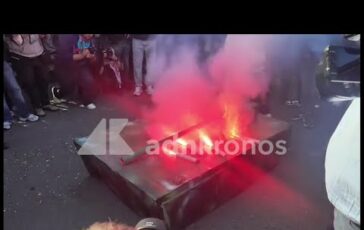 Cortei a Napoli manifestanti bruciano carro armato di carta 364x230