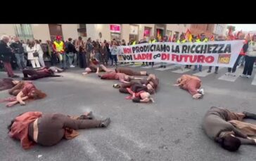 Cortei a Roma donne morte a terra per raccontare il massacro di Gaza 364x230