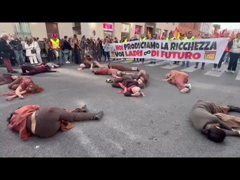 Cortei a Roma, donne 'morte' a terra per raccontare il massacro di Gaza