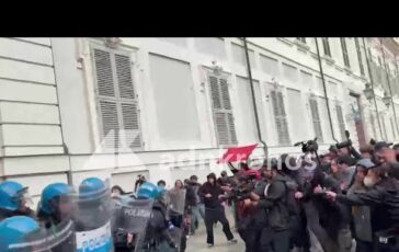 Cortei a Torino manifestanti cercano di forzare il blocco le cariche della polizia 364x230