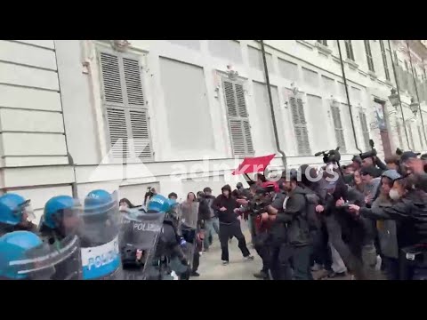 Cortei a Torino, manifestanti cercano di forzare il blocco: le cariche della polizia