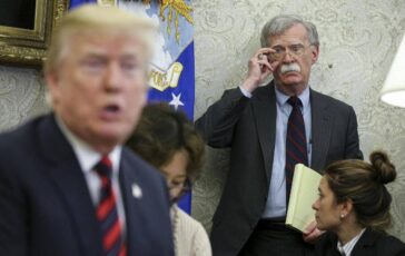 Cortei lex consigliere di Trump Bolton Tattiche russe schema gia visto puntano a destabilizzare societa 364x230
