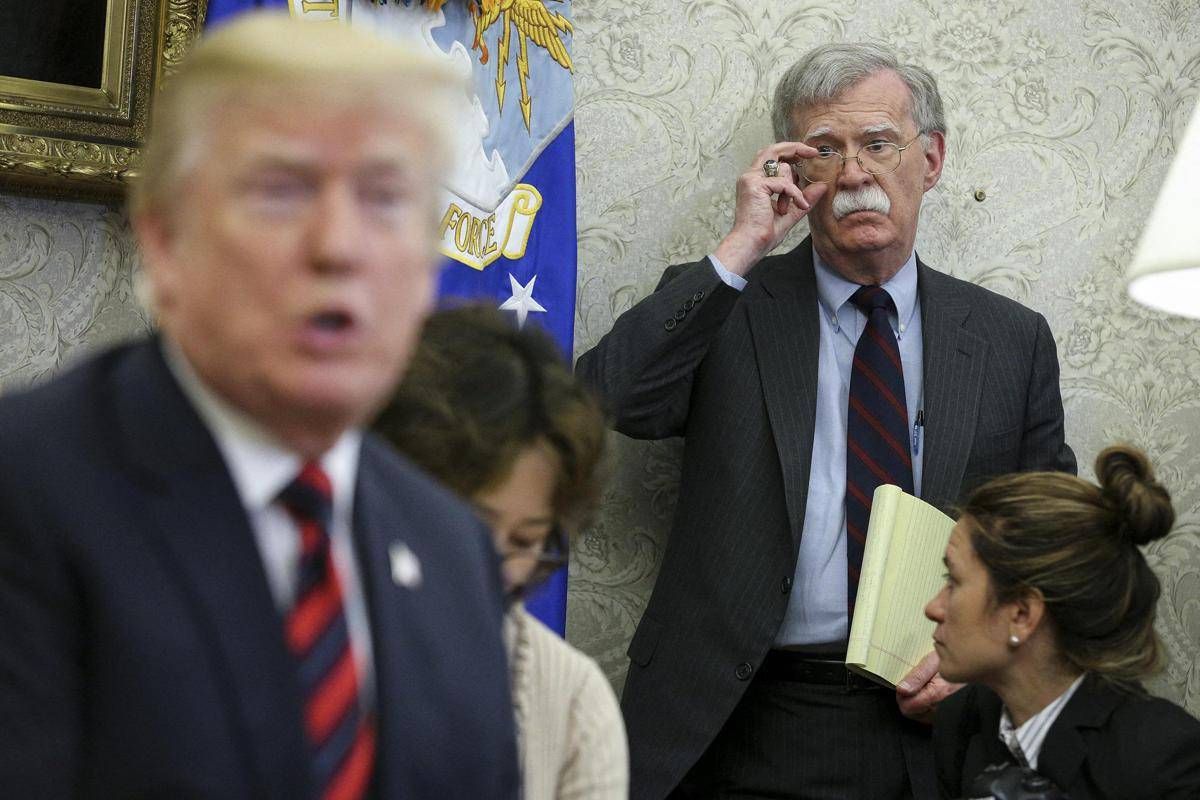 Cortei, l'ex consigliere di Trump Bolton: "Tattiche russe schema già visto, puntano a destabilizzare società"