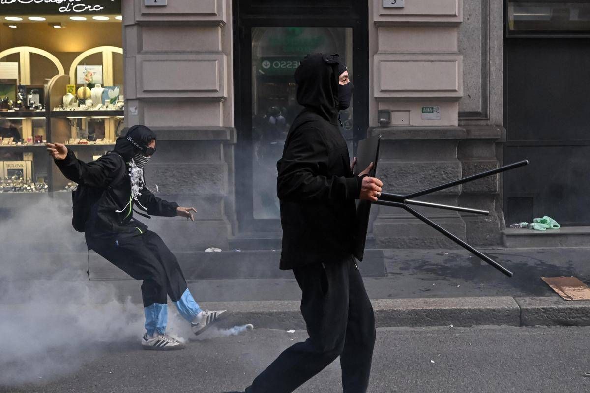 Corteo a Milano, il 'kit del manifestante' sui social: chat criptate e consigli anti-lacrimogeni