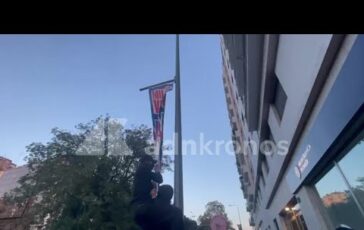 Corteo a Milano manifestanti strappano cartello elettorale della Lega 364x230