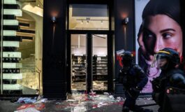 Cosmetici smartphone e abiti firmati il bottino dei saccheggi in vendita su Vinted 265x160