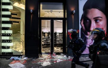 Cosmetici smartphone e abiti firmati il bottino dei saccheggi in vendita su Vinted 364x230