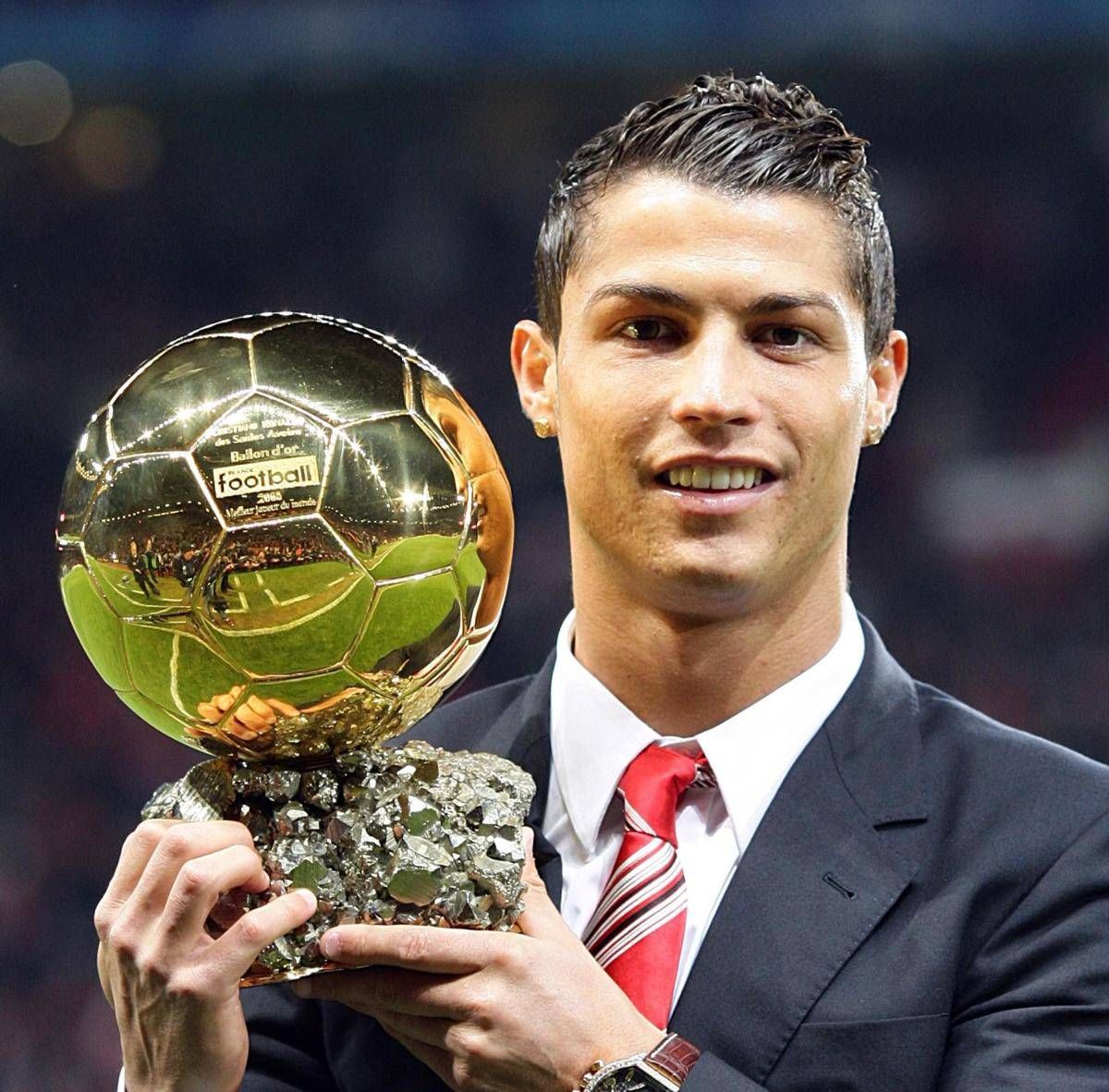 Cristiano Ronaldo batte Messi, è suo il Pallone d'Oro di tutti i tempi. Poi sui social: "Il calcio è dei tifosi!"