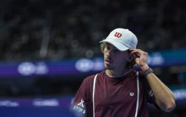 De Minaur punge Zverev Alcuni impiegano troppo tempo per servire 364x230
