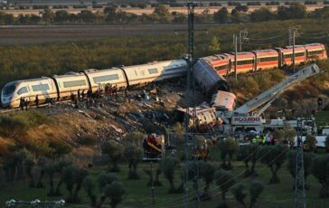 Disastro ferroviario in Spagna il lutto e le indagini Via libera al treno nonostante convoglio fermo sui binari 364x230