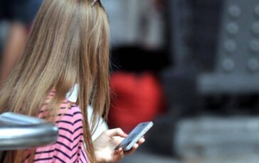 Dolore o tensione alla nuca alle spalle e alla parte alta della schiena cose il text neck o collo da smartphone 364x230