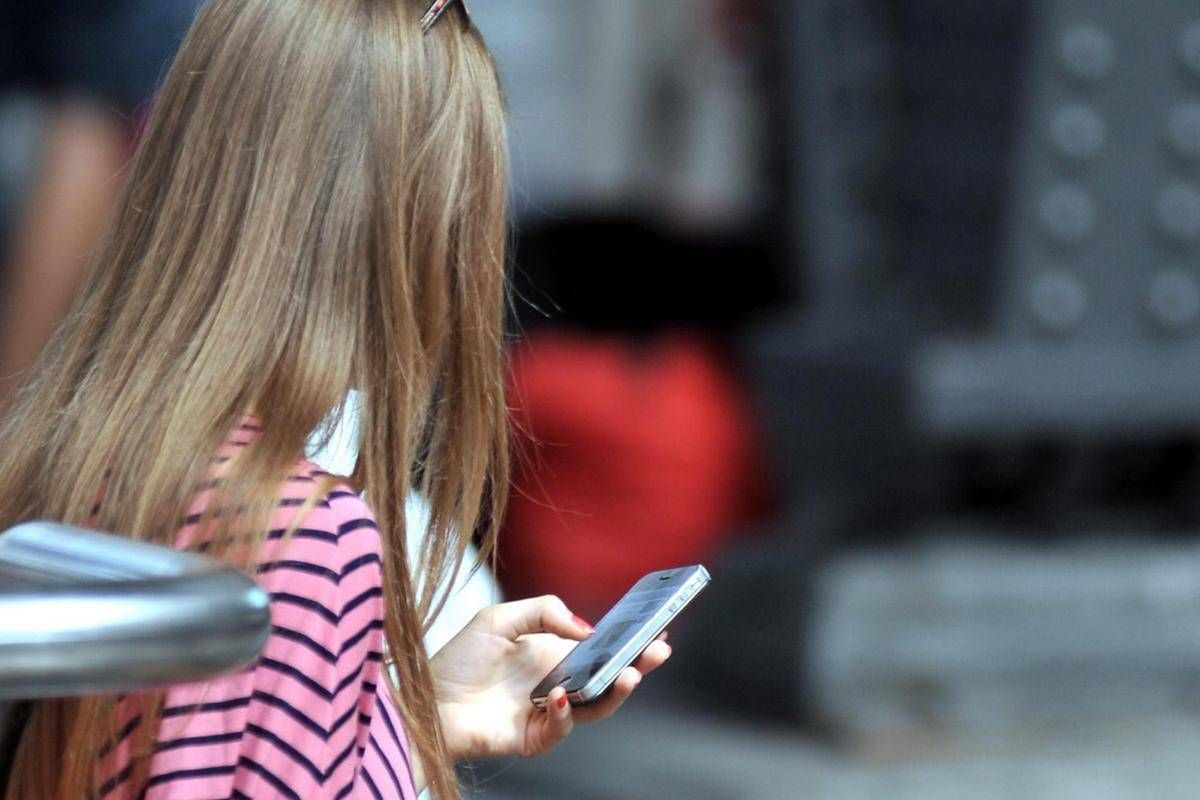 Dolore o tensione alla nuca, alle spalle e alla parte alta della schiena, cos'è il 'text neck' o collo da smartphone