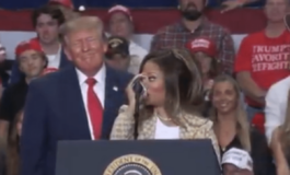 Donald Trump senza freni in Michigan sul palco del comizio con lui Nicki Minaj Ha un lato B spettacolare 265x160