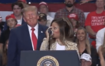 Donald Trump senza freni in Michigan sul palco del comizio con lui Nicki Minaj Ha un lato B spettacolare 364x230