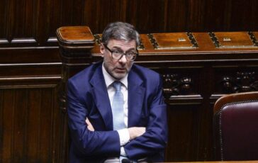 Dpfp Giorgetti alla Camera chiede scostamento di bilancio Aula e semivuota 364x230