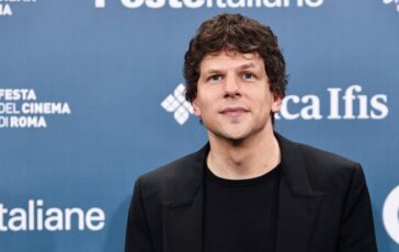Eisenberg dribbla domanda su elezioni americane Provo disagio a parlarne. E Moore non risponde 364x230
