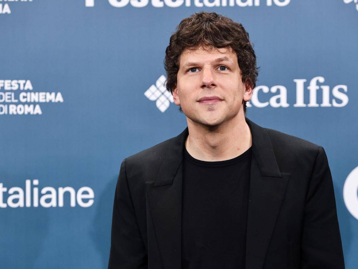 Eisenberg dribbla domanda su elezioni americane: "Provo disagio a parlarne". E Moore non risponde