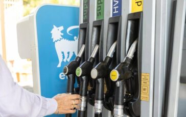 eni estende il tetto al prezzo dei carburanti per tutto lanno 2
