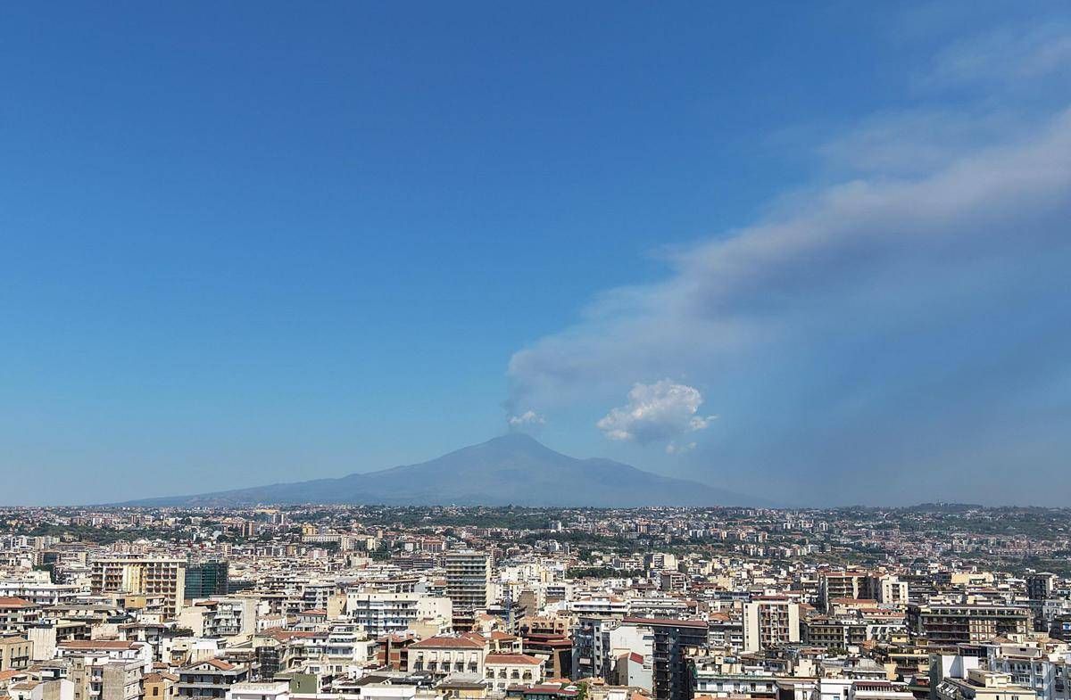 Etna, nube di cenere di 4 chilometri dal vulcano: scatta allerta rossa per l'aviazione