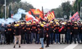 Ex Ilva terzo giorno di protesta presidi davanti alla raffineria a Taranto corteo a Genova 265x160