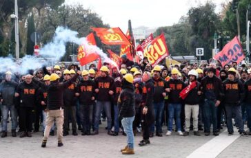 Ex Ilva terzo giorno di protesta presidi davanti alla raffineria a Taranto corteo a Genova 364x230