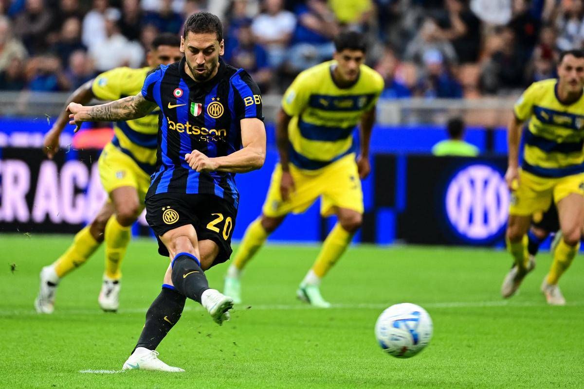 Fallo di Diego Carlos su Esposito, interviene il Var: giusto il rigore in Inter-Parma?