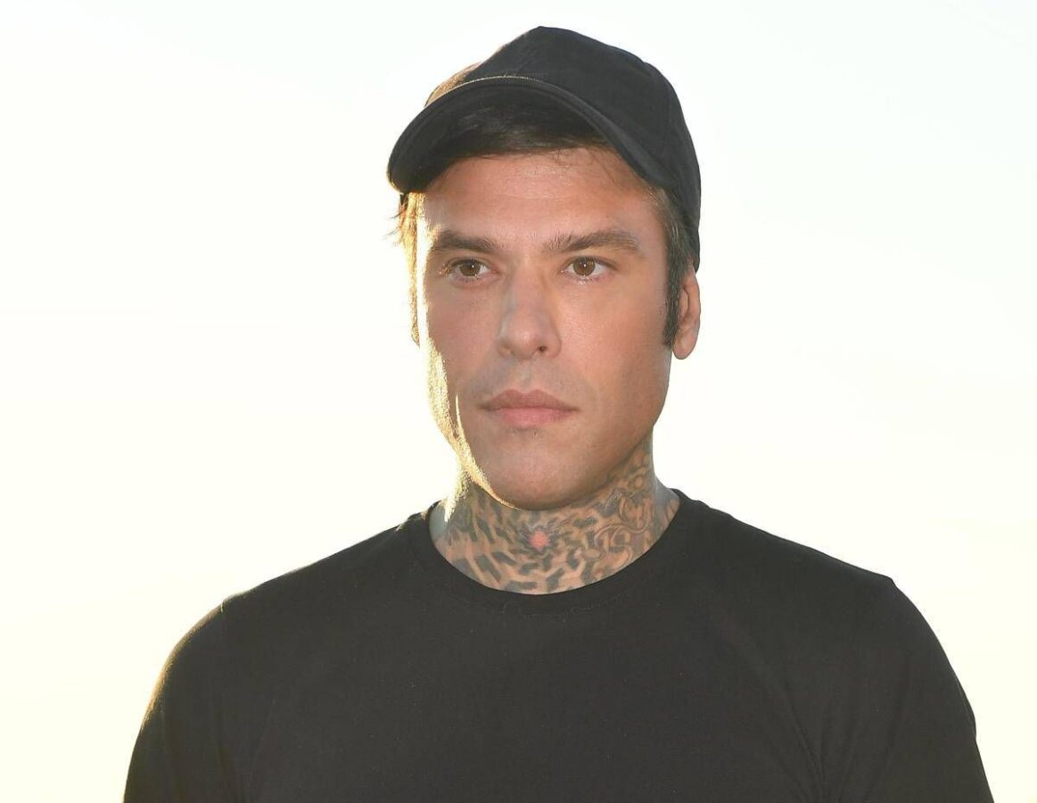 Fedez nei guai, la denuncia di due ragazzi: "Presi a pugni da un suo bodyguard per un selfie"