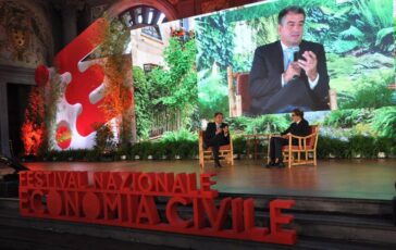 Festival Nazionale Economia Civile riflessione sul Pil che genera felicita con Funaro Becchetti e Fitto 364x230