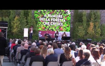 Festival Nazionale dellEconomia Civile partecipazione femminile e premiazioni sul palco 364x230