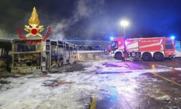 Firenze incendio in deposito Autolinee Toscane 12 bus distrutti e 7 danneggiati 265x160