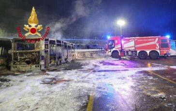Firenze incendio in deposito Autolinee Toscane 12 bus distrutti e 7 danneggiati 364x230