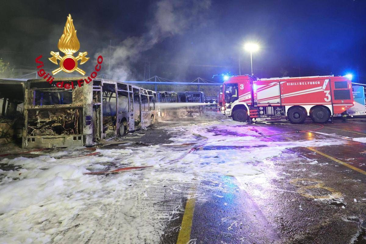 Firenze, incendio in deposito Autolinee Toscane: 12 bus distrutti e 7 danneggiati