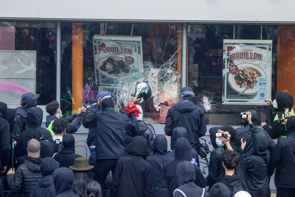 Francia, 855 fermi dopo disordini. Allarme da Parigi: "Non abbiamo risorse per contrastare i saccheggi"