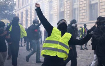 Francia Gilet Gialli Domani in piazza solo i regimi vietano le proteste 364x230