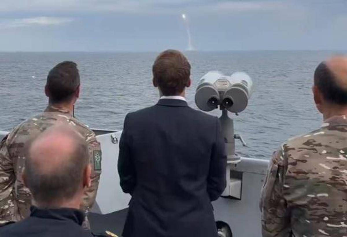 Francia, Macron assiste a lancio di prova missile intercontinentale da sottomarino nucleare