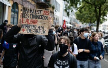 Francia continua la protesta degli studenti 600 arresti e 40 presidi feriti 364x230