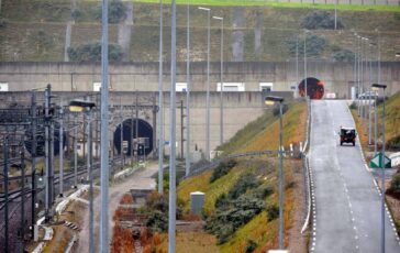 Francia minibus si scontra con treno fermo allingresso del tunnel della Manica 19 feriti di cui 5 gravi 364x230