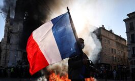 Francia proteste contro il caro vita scontri a Parigi e Marsiglia almeno cento gli arresti 265x160