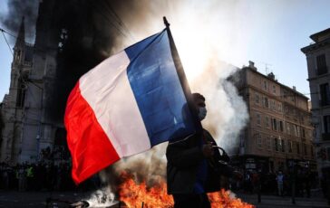 Francia proteste contro il caro vita scontri a Parigi e Marsiglia almeno cento gli arresti 364x230