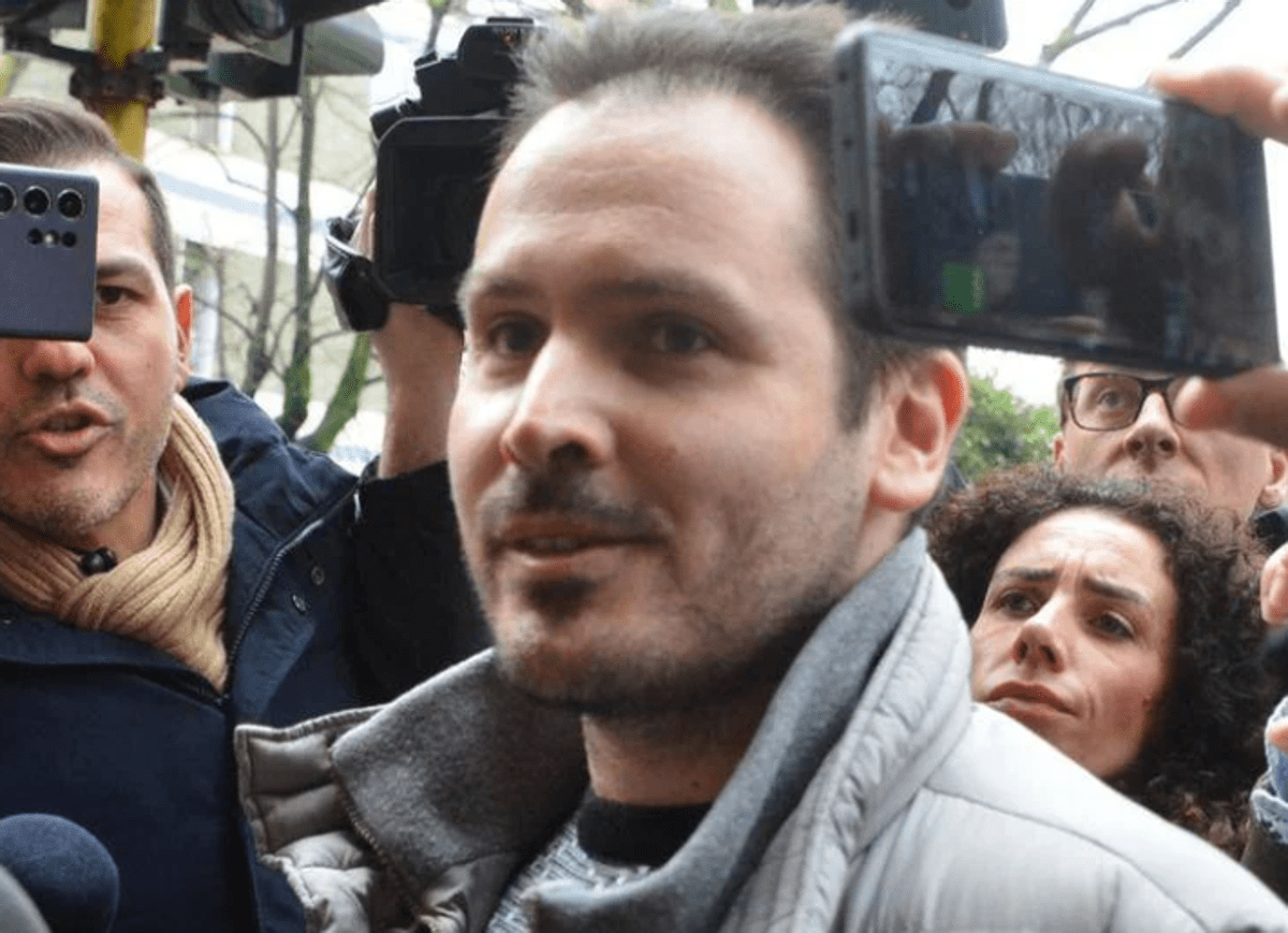 Garlasco, i consulenti di Sempio: "Il killer di Chiara Poggi indossa scarpe taglia 40. Impronta 33? Non è di Andrea"