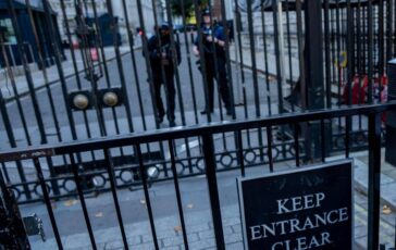 Gb va a ruba kit sopravvivenza e radio a manovella dopo allerta governo su scorta di cibo e acqua 364x230