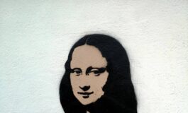 Giornata mondiale contro il cancro al seno a Milano murale con Gioconda con mastectomia davanti allInt 265x160