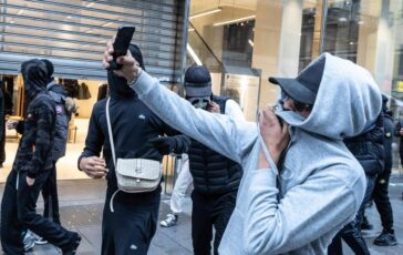 Guerriglia a Milano chi sono i ragazzi della generazione Selfie TikTok rabbia e voglia di apparire 364x230
