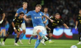 Hojlund sbaglia il rigore arbitro fa ripetere e De Bruyne segna caos in Napoli Frosinone 265x160
