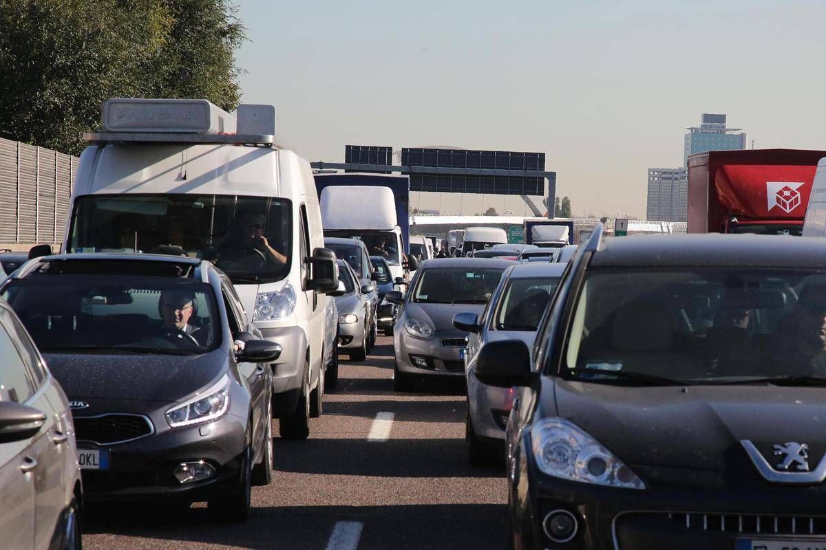Incidente sulla Pontina, 3 feriti: traffico in tilt in direzione Roma