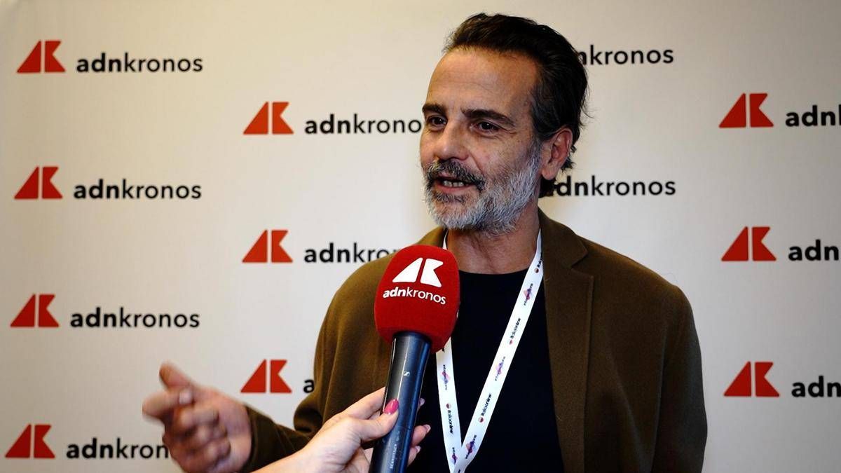 Intersections 2026, artista Troilo: "Mia opera con mano a sei dita è meta-ritratto dell’Ia"