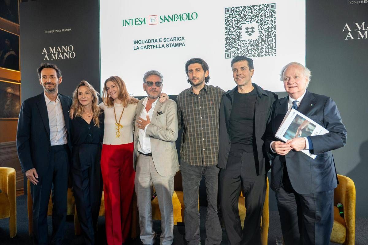 Intesa Sanpaolo, 'A mano a mano' la nuova campagna istituzionale con Sergio e Pietro Castellitto e la voce di Mina