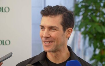 Intesa Sanpaolo Roberto Bolle Supporting us, holding hands is a revolutionary gesture today 364x230