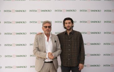 Sergio und Pietro Castellitto von Intesa Sanpaolo haben die neue Unternehmenskampagne „A mano a mano“ (Hand in Hand), 364x230, entworfen.